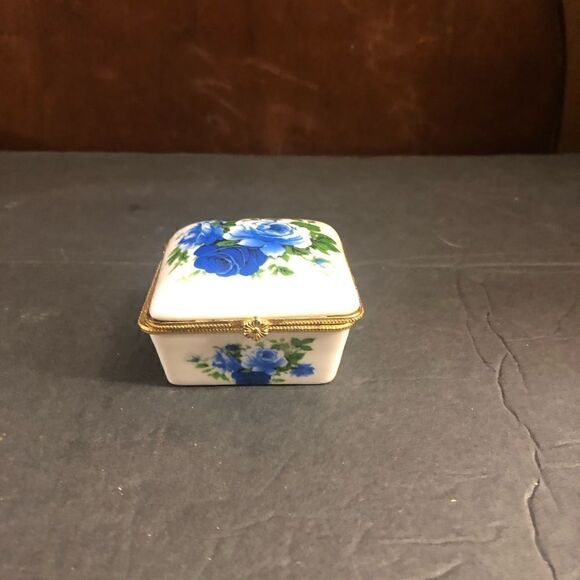 Beautiful Vintage Hand-painted Hinged Blue Rose Porcelain Trinket Box. - Picture 5 of 7